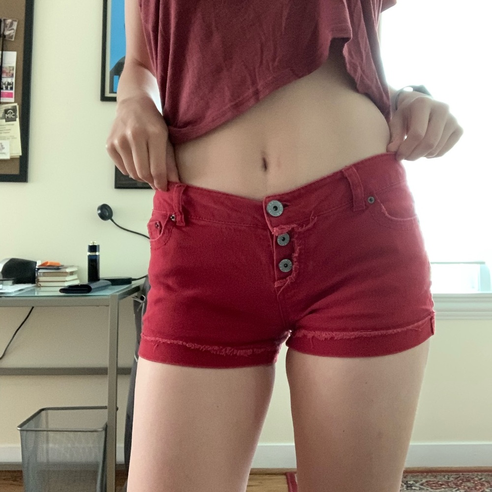 Red jean shorts 🍑❣️